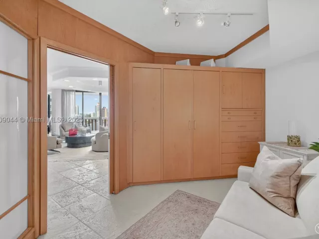 2-bedroom condo for sale in Aventura - 3000 Island Blvd 1904 - MondialRealty