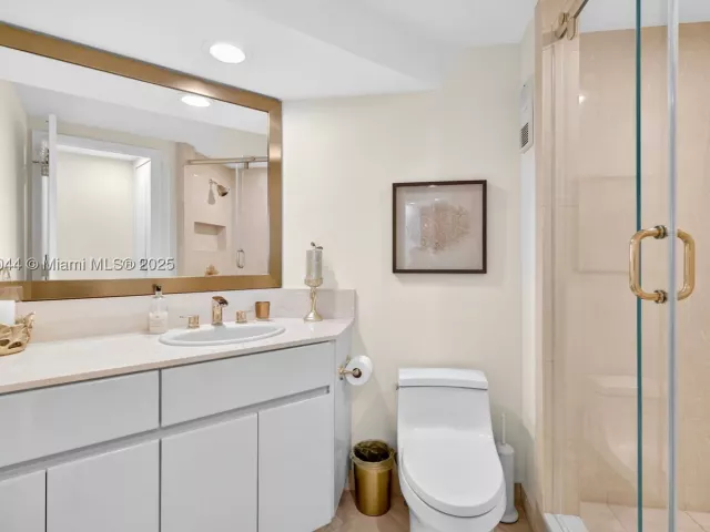 2-bedroom condo for sale in Aventura - 3000 Island Blvd 1904 - MondialRealty