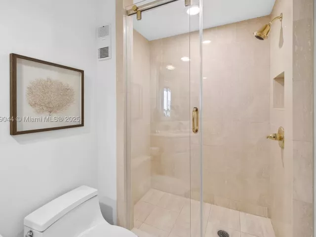 2-bedroom condo for sale in Aventura - 3000 Island Blvd 1904 - MondialRealty