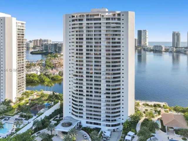 2-bedroom condo for sale in Aventura - 3000 Island Blvd 1904 - MondialRealty