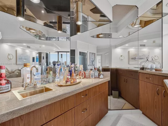 2-bedroom condo for sale in Aventura - 3000 Island Blvd 1904 - MondialRealty