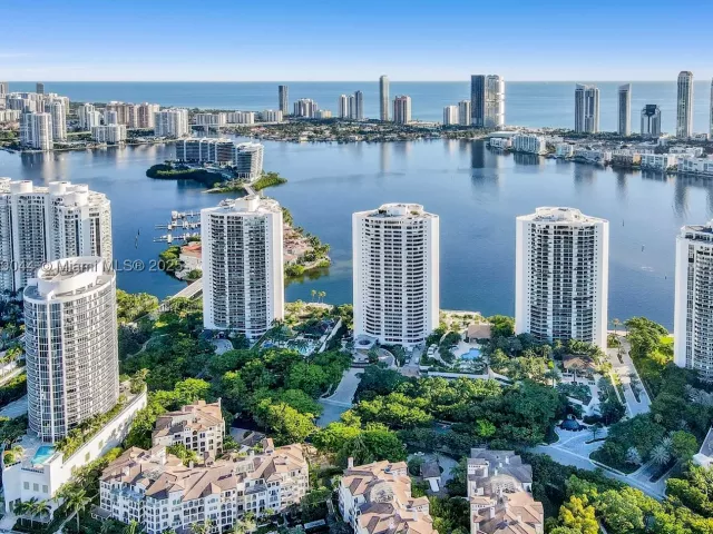 2-bedroom condo for sale in Aventura - 3000 Island Blvd 1904 - MondialRealty