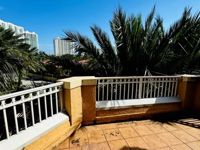 2-bedroom condo for sale in Aventura - 3001 NE 185th St 431 - MondialRealty