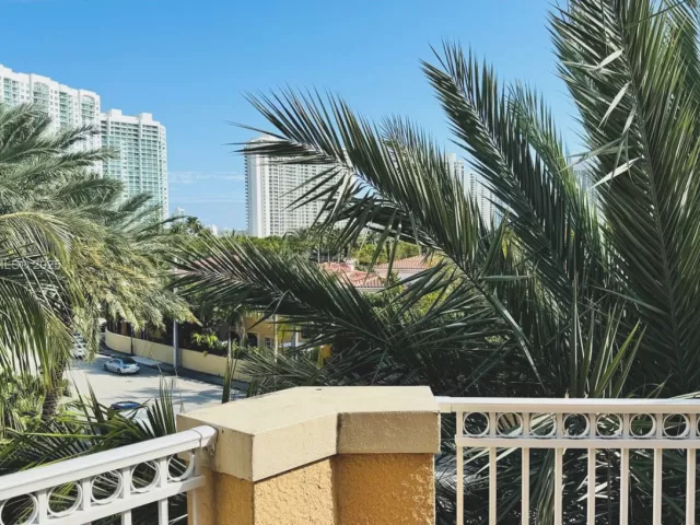 2-bedroom condo for sale in Aventura - 3001 NE 185th St 431 - MondialRealty