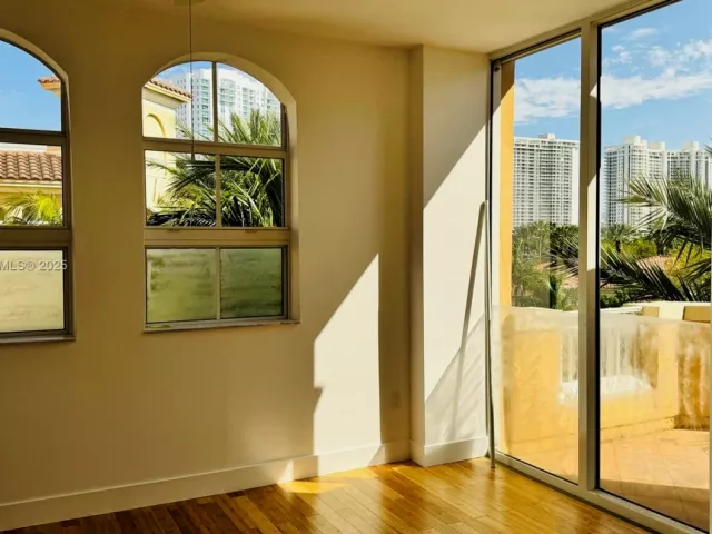 2-bedroom condo for sale in Aventura - 3001 NE 185th St 431 - MondialRealty