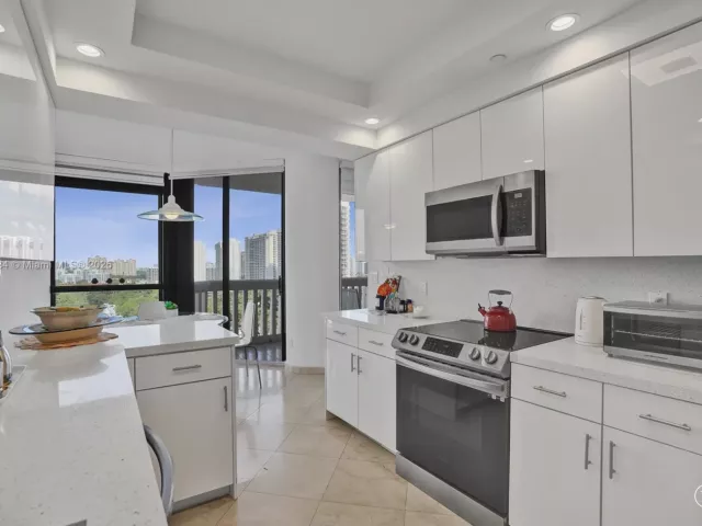 2-bedroom condo for sale in Aventura - 2000 Island Blvd 1710 - MondialRealty