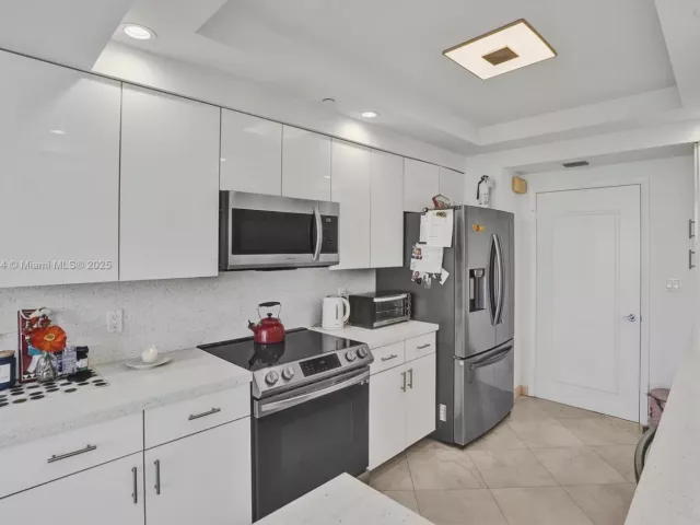 2-bedroom condo for sale in Aventura - 2000 Island Blvd 1710 - MondialRealty