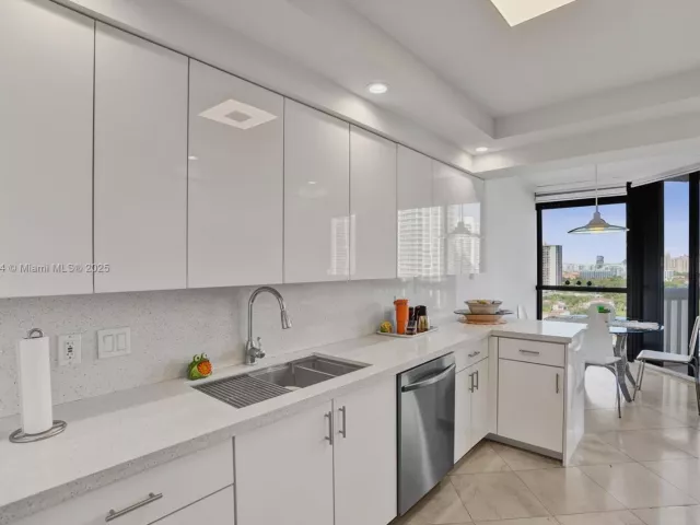 2-bedroom condo for sale in Aventura - 2000 Island Blvd 1710 - MondialRealty