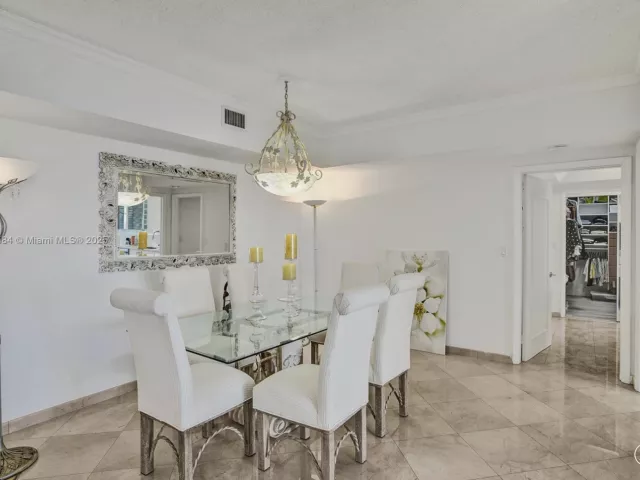 2-bedroom condo for sale in Aventura - 2000 Island Blvd 1710 - MondialRealty