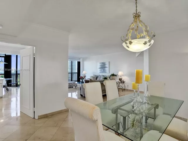 2-bedroom condo for sale in Aventura - 2000 Island Blvd 1710 - MondialRealty