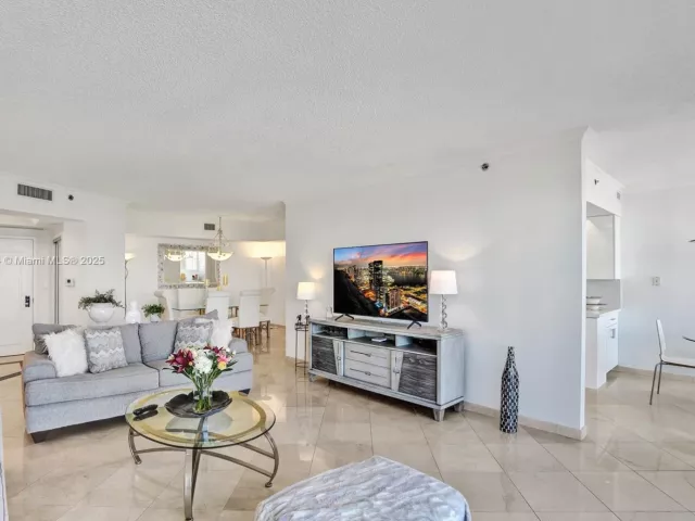 2-bedroom condo for sale in Aventura - 2000 Island Blvd 1710 - MondialRealty