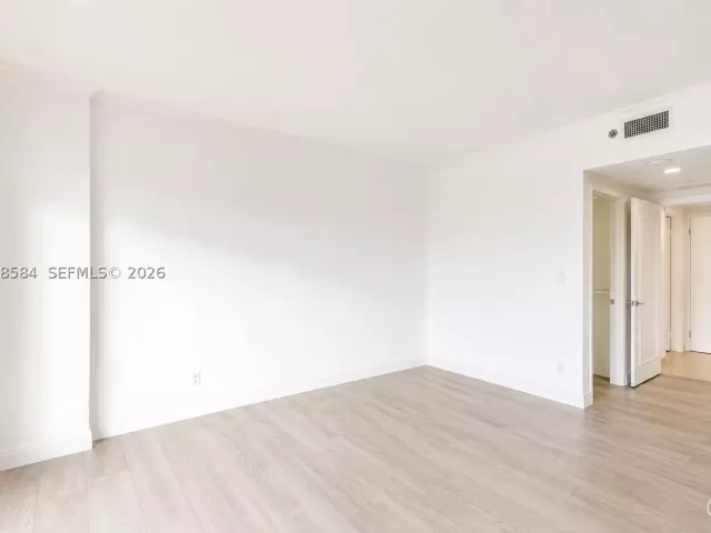 2-bedroom condo for sale in Aventura - 2000 Island Blvd 1710 - MondialRealty