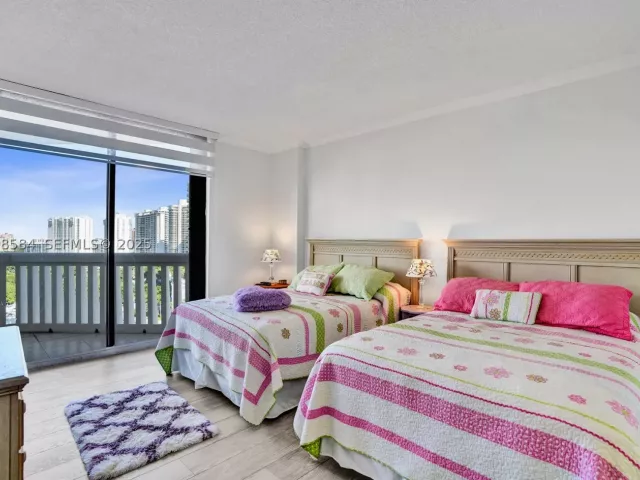 2-bedroom condo for sale in Aventura - 2000 Island Blvd 1710 - MondialRealty