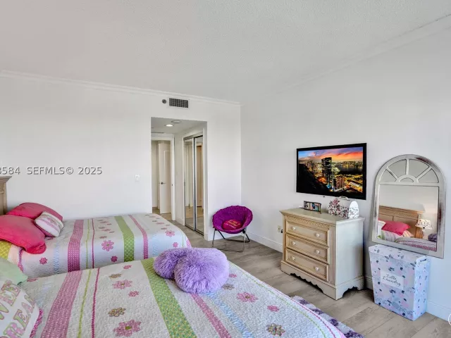 2-bedroom condo for sale in Aventura - 2000 Island Blvd 1710 - MondialRealty