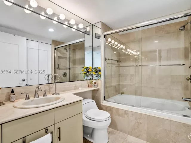 2-bedroom condo for sale in Aventura - 2000 Island Blvd 1710 - MondialRealty