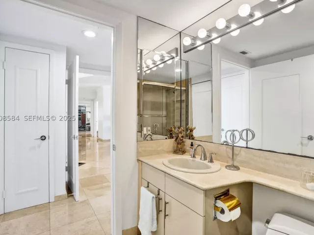 2-bedroom condo for sale in Aventura - 2000 Island Blvd 1710 - MondialRealty