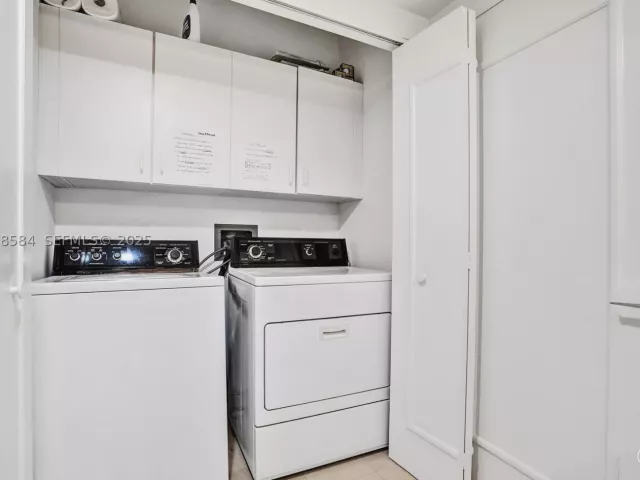 2-bedroom condo for sale in Aventura - 2000 Island Blvd 1710 - MondialRealty