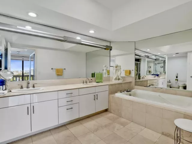 2-bedroom condo for sale in Aventura - 2000 Island Blvd 1710 - MondialRealty