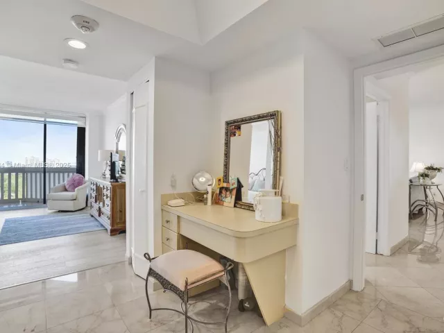 2-bedroom condo for sale in Aventura - 2000 Island Blvd 1710 - MondialRealty