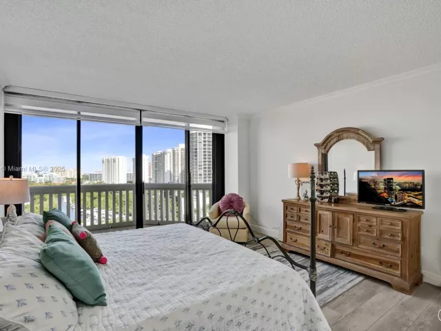 2-bedroom condo for sale in Aventura - 2000 Island Blvd 1710 - MondialRealty