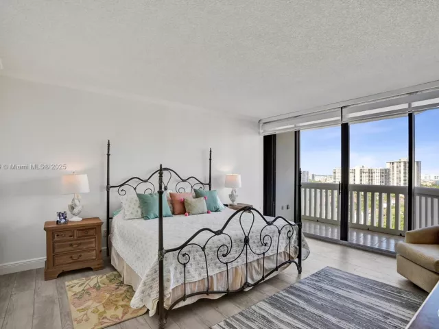 2-bedroom condo for sale in Aventura - 2000 Island Blvd 1710 - MondialRealty