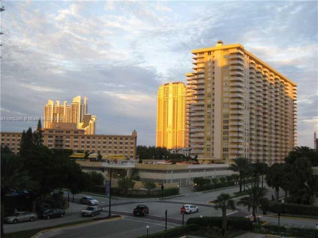 2-bedroom condo for sale in Sunny Isles Beach - 231 174th ST 320 - MondialRealty