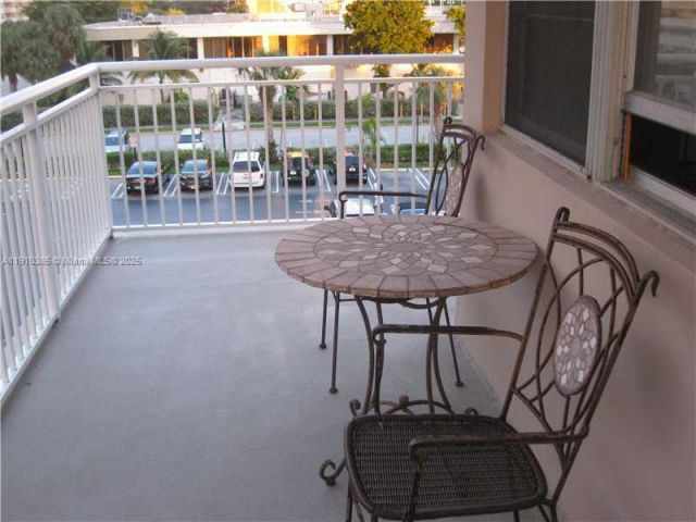 2-bedroom condo for sale in Sunny Isles Beach - 231 174th ST 320 - MondialRealty