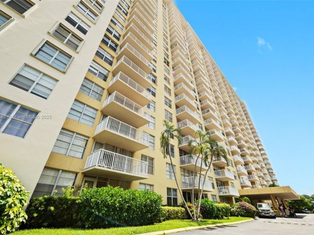 2-bedroom condo for sale in Sunny Isles Beach - 231 174th ST 320 - MondialRealty