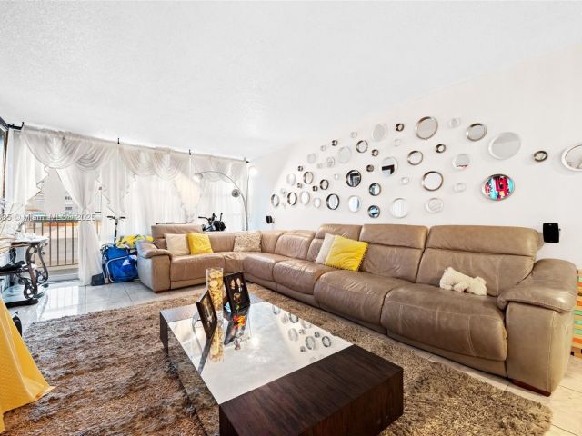 2-bedroom condo for sale in Sunny Isles Beach - 231 174th ST 320 - MondialRealty