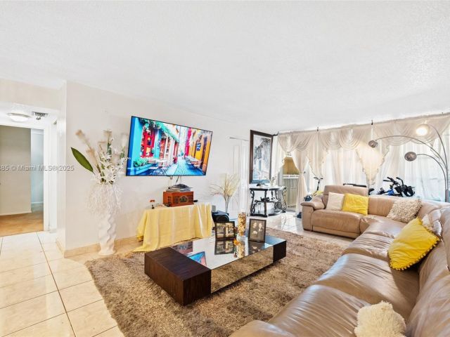 2-bedroom condo for sale in Sunny Isles Beach - 231 174th ST 320 - MondialRealty