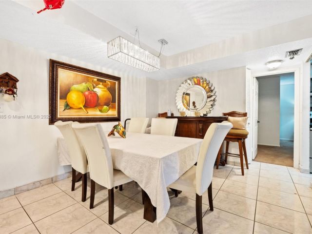 2-bedroom condo for sale in Sunny Isles Beach - 231 174th ST 320 - MondialRealty