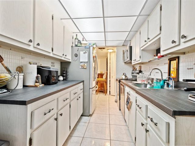 2-bedroom condo for sale in Sunny Isles Beach - 231 174th ST 320 - MondialRealty