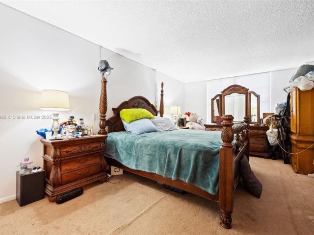 2-bedroom condo for sale in Sunny Isles Beach - 231 174th ST 320 - MondialRealty