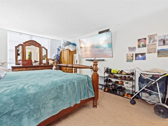 2-bedroom condo for sale in Sunny Isles Beach - 231 174th ST 320 - MondialRealty