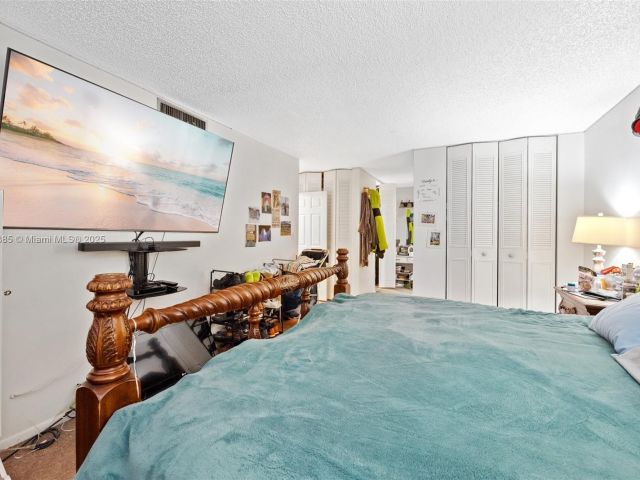 2-bedroom condo for sale in Sunny Isles Beach - 231 174th ST 320 - MondialRealty