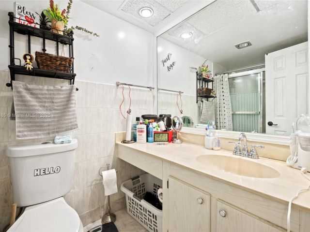 2-bedroom condo for sale in Sunny Isles Beach - 231 174th ST 320 - MondialRealty