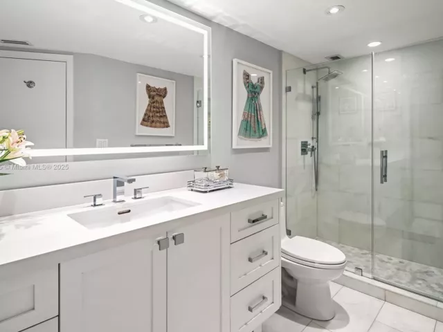 3-bedroom condo for sale in Key Biscayne - 1111 Crandon Blvd C205 - MondialRealty