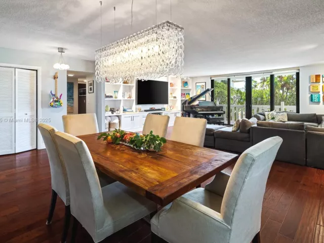 3-bedroom condo for sale in Key Biscayne - 1111 Crandon Blvd C205 - MondialRealty