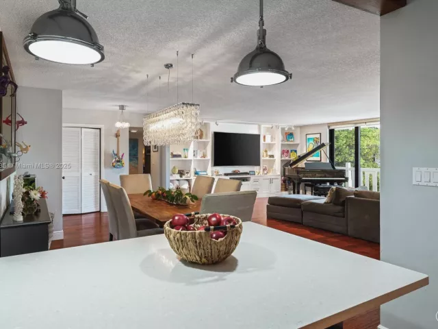 3-bedroom condo for sale in Key Biscayne - 1111 Crandon Blvd C205 - MondialRealty