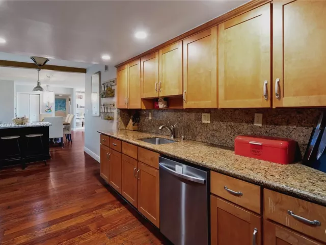 3-bedroom condo for sale in Key Biscayne - 1111 Crandon Blvd C205 - MondialRealty