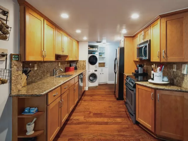 3-bedroom condo for sale in Key Biscayne - 1111 Crandon Blvd C205 - MondialRealty