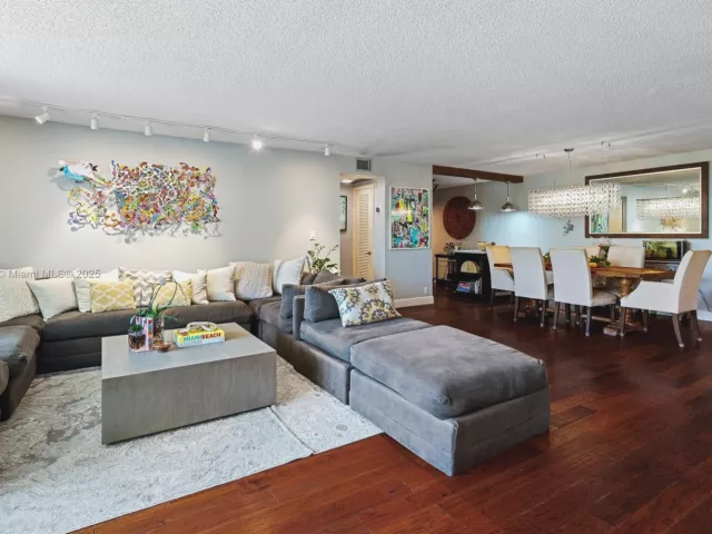 3-bedroom condo for sale in Key Biscayne - 1111 Crandon Blvd C205 - MondialRealty
