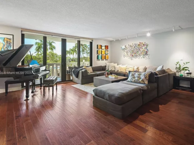 3-bedroom condo for sale in Key Biscayne - 1111 Crandon Blvd C205 - MondialRealty