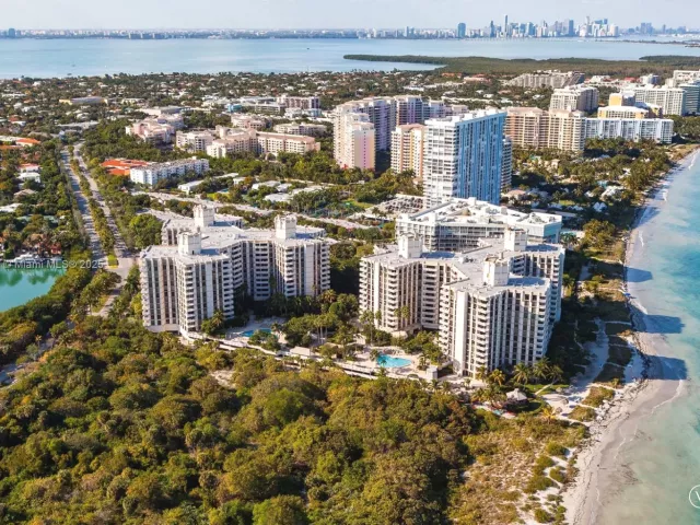 3-bedroom condo for sale in Key Biscayne - 1111 Crandon Blvd C205 - MondialRealty