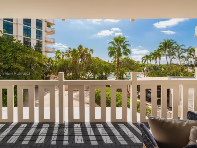 3-bedroom condo for sale in Key Biscayne - 1111 Crandon Blvd C205 - MondialRealty