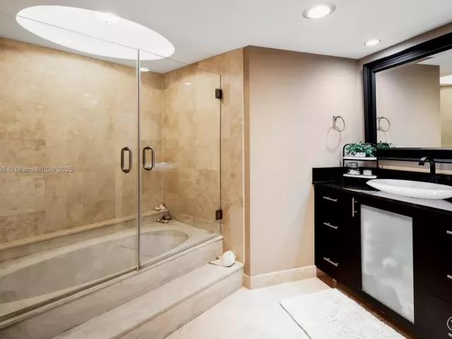 3-bedroom condo for sale in Key Biscayne - 1111 Crandon Blvd C205 - MondialRealty