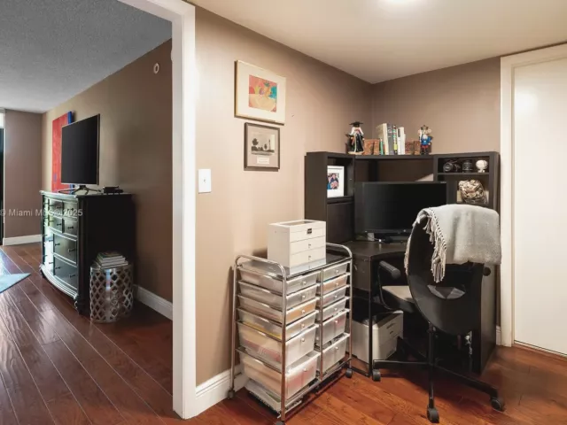 3-bedroom condo for sale in Key Biscayne - 1111 Crandon Blvd C205 - MondialRealty