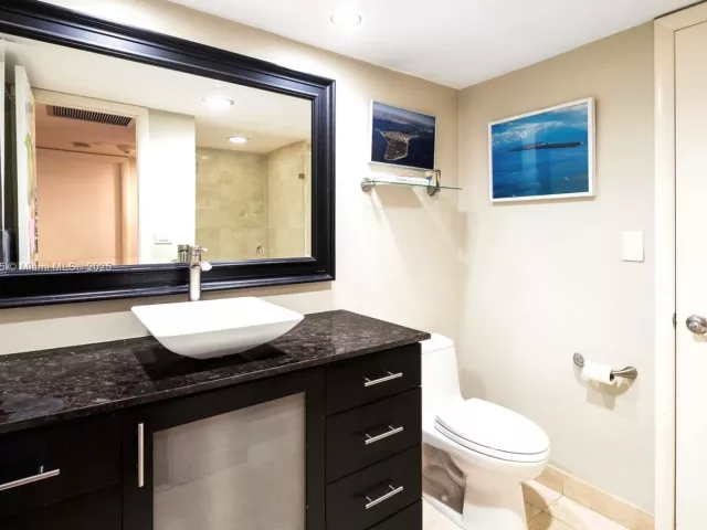 3-bedroom condo for sale in Key Biscayne - 1111 Crandon Blvd C205 - MondialRealty