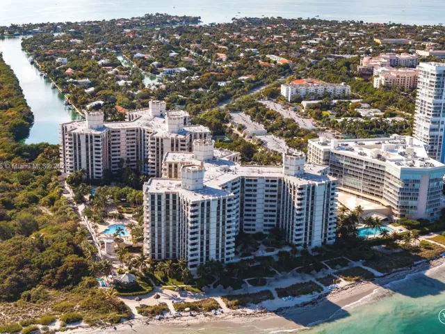 3-bedroom condo for sale in Key Biscayne - 1111 Crandon Blvd C205 - MondialRealty