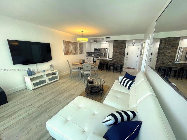 Apartment for rent  Unit #811 - photo 6758351